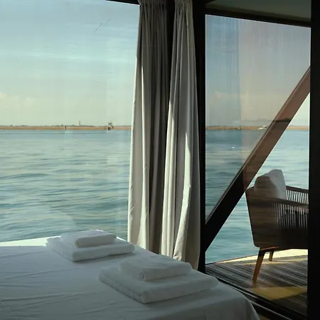 Aqva The Exclusive Water Loft In Πλωτό κατάλυμα Βενετία